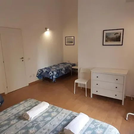 Casa Laura Oliva Mancini 3* نابولي